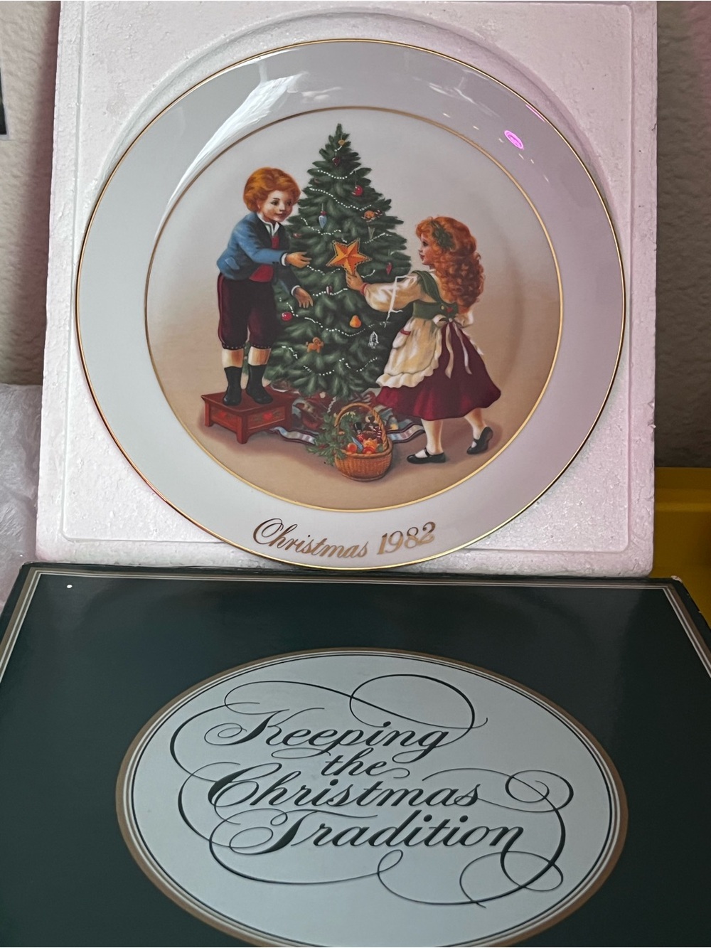 Avon vintage 1982 Christmas porcelain collector plate